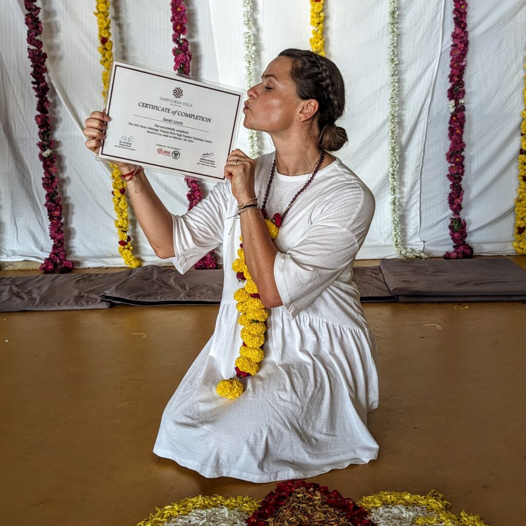 Sarah Yogalehrerin mit dem Yogalehrer Ausbildungs-Zertifikat in Indien