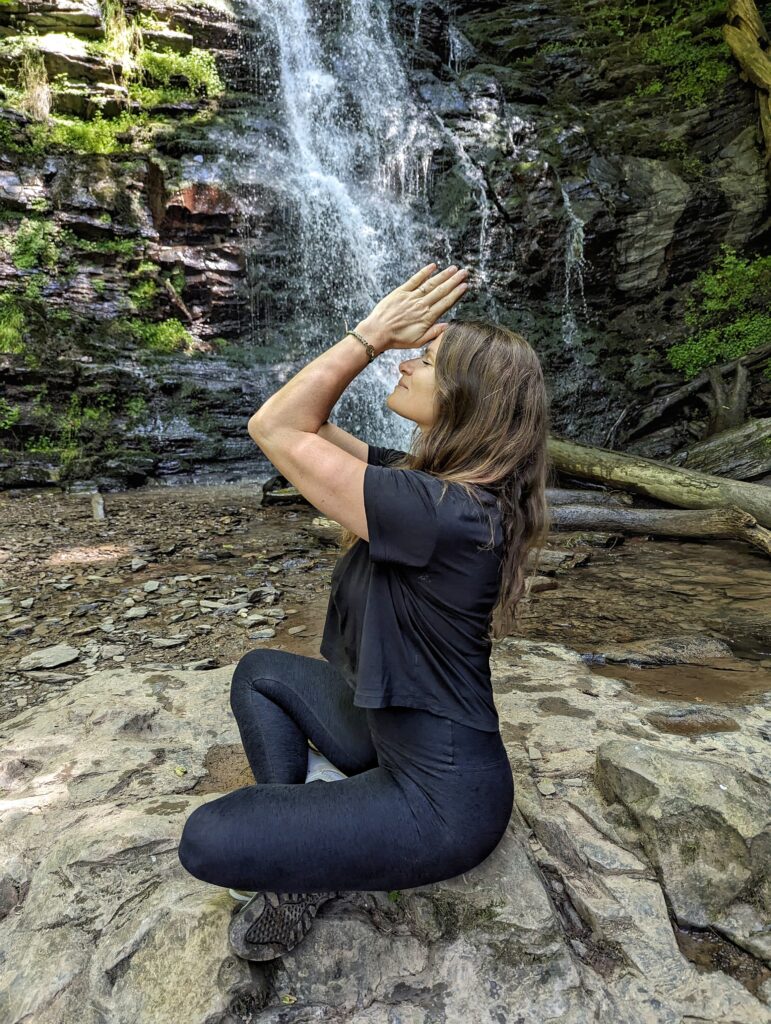 Yogalehrerin Sarah Lerch in Meditationshaltung Yoga