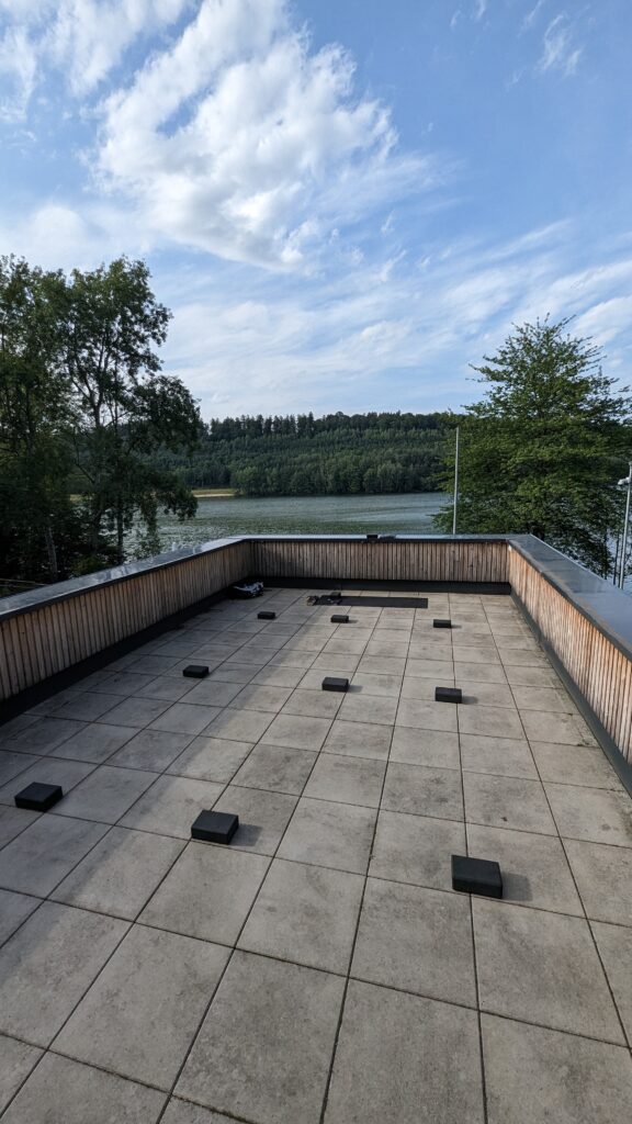 Aufnahme von Dachterrasse des Bootshaus bei Outdoor Yoga am Stausee Kinzigstausee Ahl / Steinau an der Straße