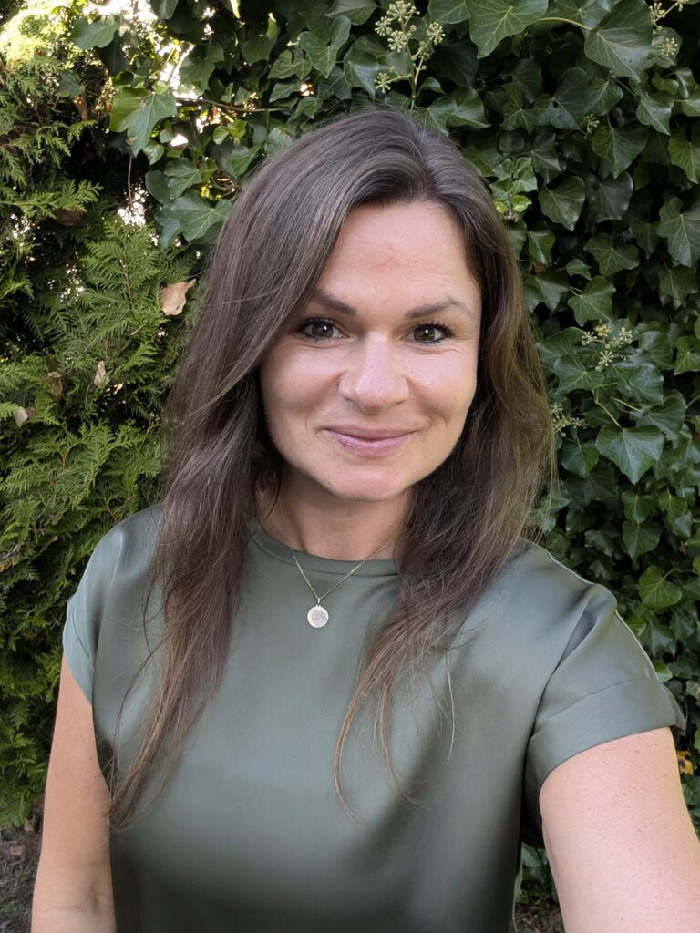 Sarah Lerch Headshot Yogalehrerin